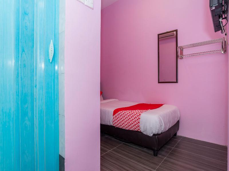 Oyo 1125 Ir Inn Hotel Скудай Екстериор снимка